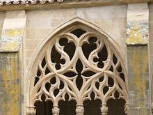 стрельчатые окна готического фасада